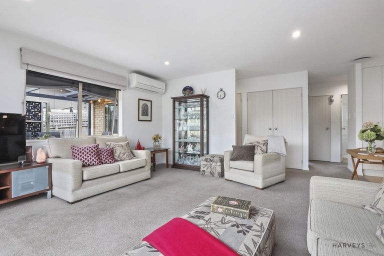 Photo of property in 48 Godley Road, Green Bay, Auckland, 0604