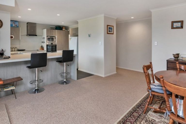 Photo of property in 5 Roto View, One Tree Point, 0118