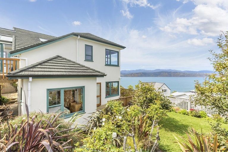 Photo of property in 156 Nevay Road, Karaka Bays, Wellington, 6022