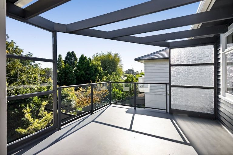 Photo of property in 290 Devon Street West, New Plymouth, 4310