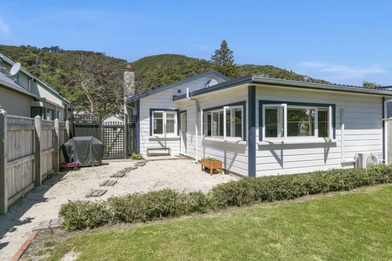 Photo of property in 36 Oroua Street, Eastbourne, Lower Hutt, 5013