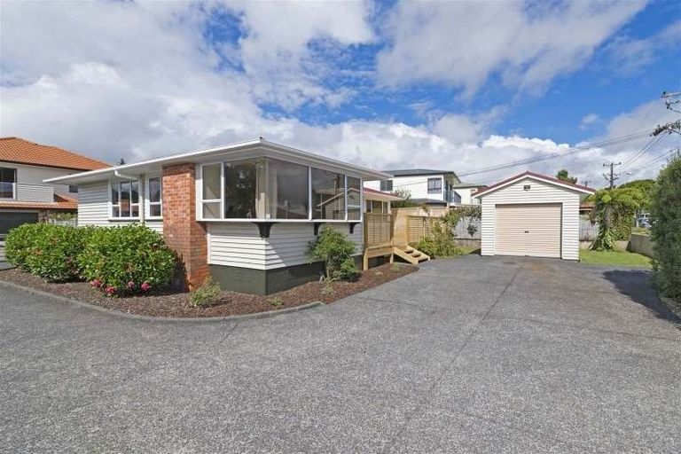 Photo of property in 62 Waimumu Road, Massey, Auckland, 0614