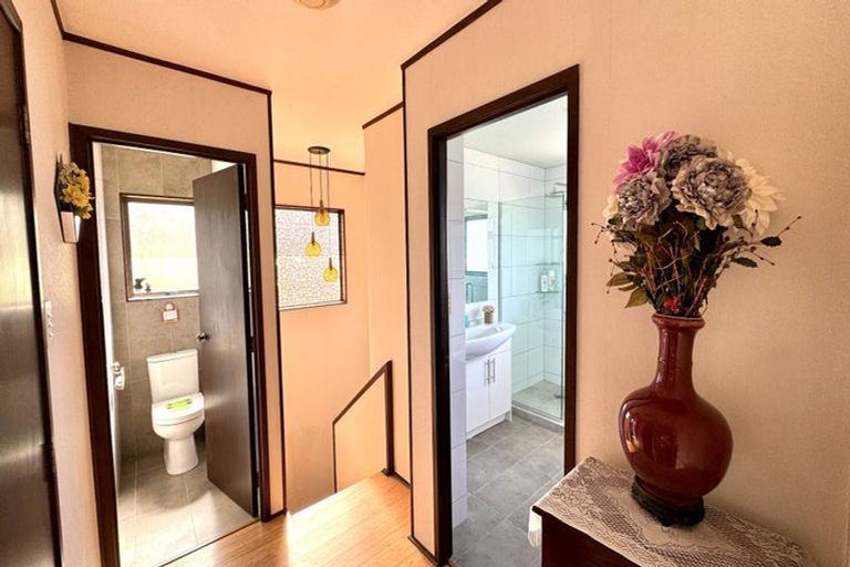 Photo of property in 3 Murano Place, Chatswood, Auckland, 0626