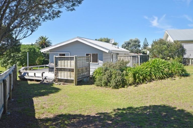 Photo of property in 52 Blue Pacific Parade, Riversdale Beach, Masterton, 5872