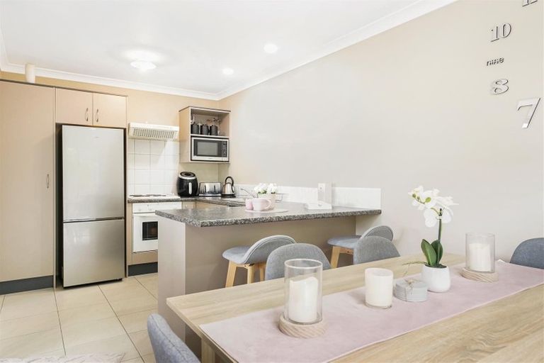 Photo of property in 12 Mediterranean Way, Goodwood Heights, Auckland, 2105