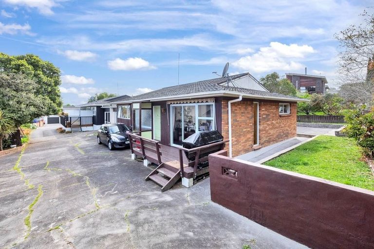 Photo of property in 2/4202a Great North Road, Glendene, Auckland, 0602