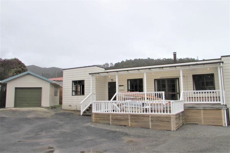 Photo of property in 414 Stokes Valley Road, Stokes Valley, Lower Hutt, 5019