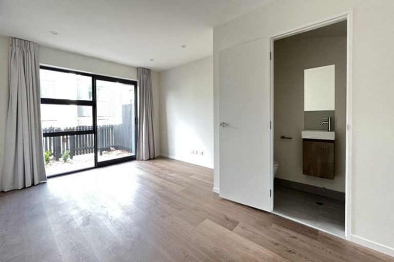 Photo of property in 4/476 West Coast Road, Glen Eden, Auckland, 0602