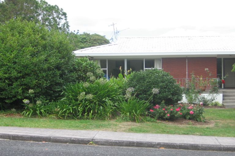 Photo of property in 42 James Evans Drive, Northcote, Auckland, 0627