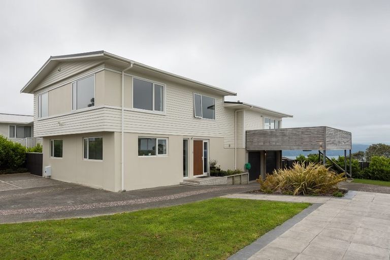 Photo of property in 21 Cheyne Walk, Newlands, Wellington, 6037