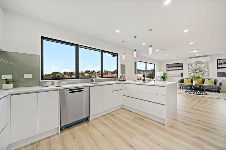 Photo of property in 11 Tawapou Close, Massey, Auckland, 0614