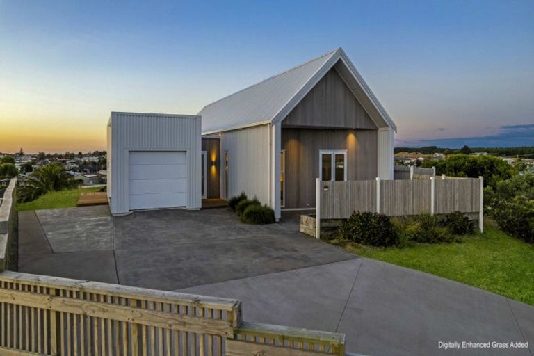 Photo of property in 2 Rangeview Rise, Foxton Beach, Foxton, 4815