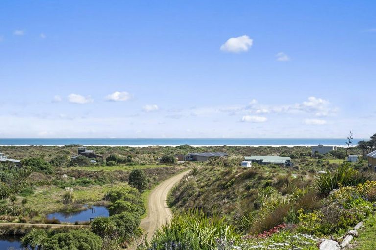 Photo of property in 17 Uxbridge Terrace, Waikawa Beach, Levin, 5573
