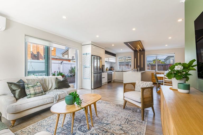 Photo of property in 5 Dawnhaven Drive, Te Atatu Peninsula, Auckland, 0610