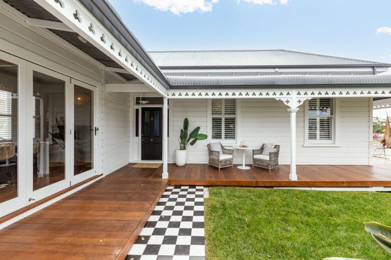 Photo of property in 27 Napier Terrace, Hospital Hill, Napier, 4110