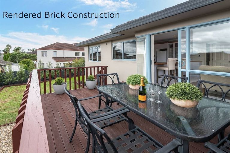 Photo of property in 31 Moyrus Crescent, East Tamaki Heights, Auckland, 2016