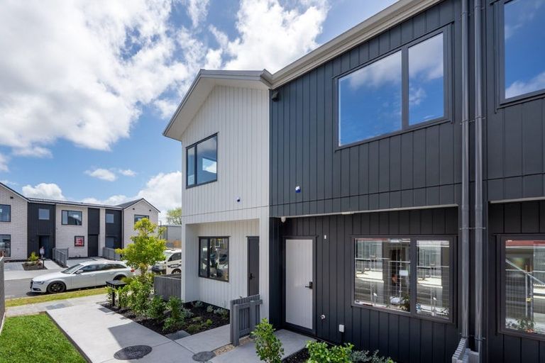 Photo of property in 2/17 Samuel Marsden Place, Whenuapai, Auckland, 0618