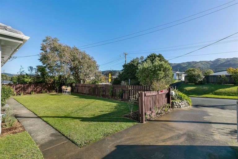 Photo of property in 28 Coates Street, Tawa, Wellington, 5028