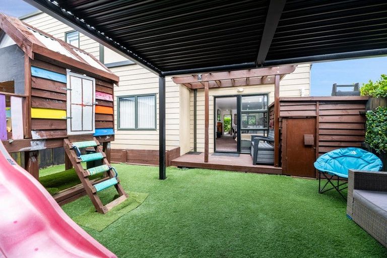 Photo of property in 1/15 Harbour View Road, Te Atatu Peninsula, Auckland, 0610