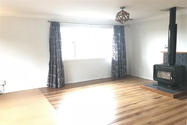 Photo of property in 120 View Road, Sunnyvale, Auckland, 0612