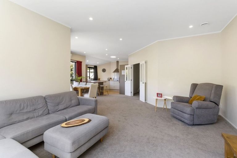 Photo of property in 5 Ranui Terrace, Tawa, Wellington, 5028