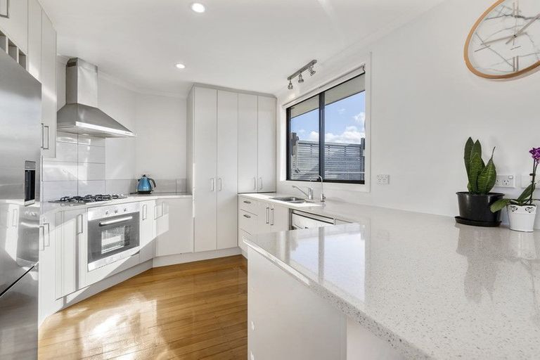 Photo of property in 264 Sunset Road, Windsor Park, Auckland, 0632