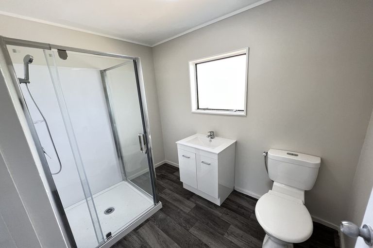 Photo of property in 2/11 De Bloge Place, Clendon Park, Auckland, 2103