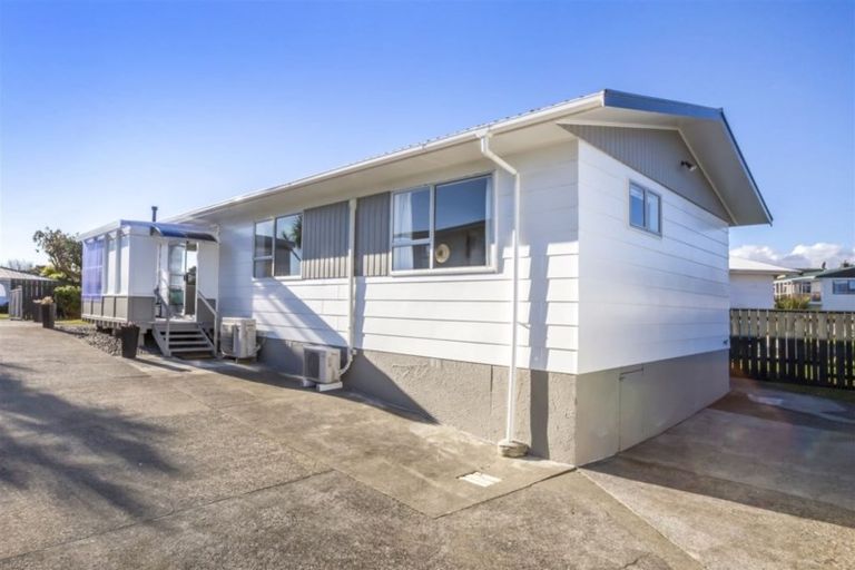 Photo of property in 3 Toporoa View, Ascot Park, Porirua, 5024