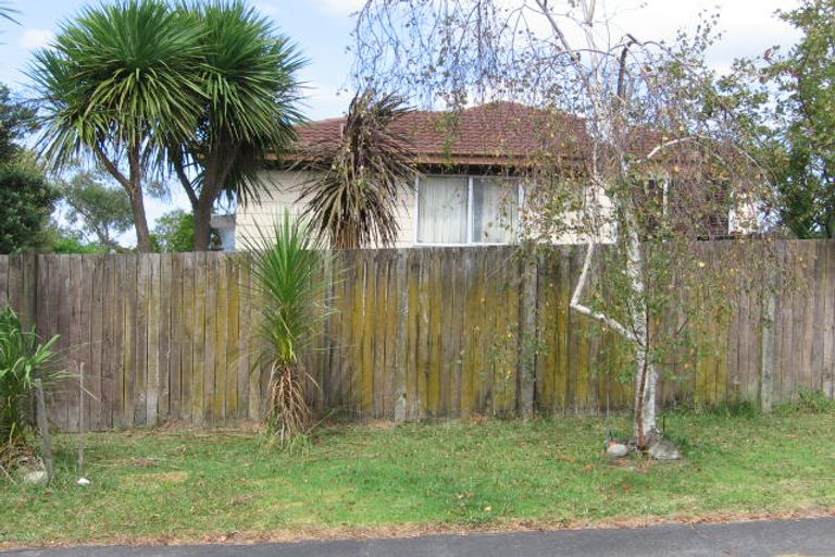 Photo of property in 16 Darlington Place, Glendene, Auckland, 0602