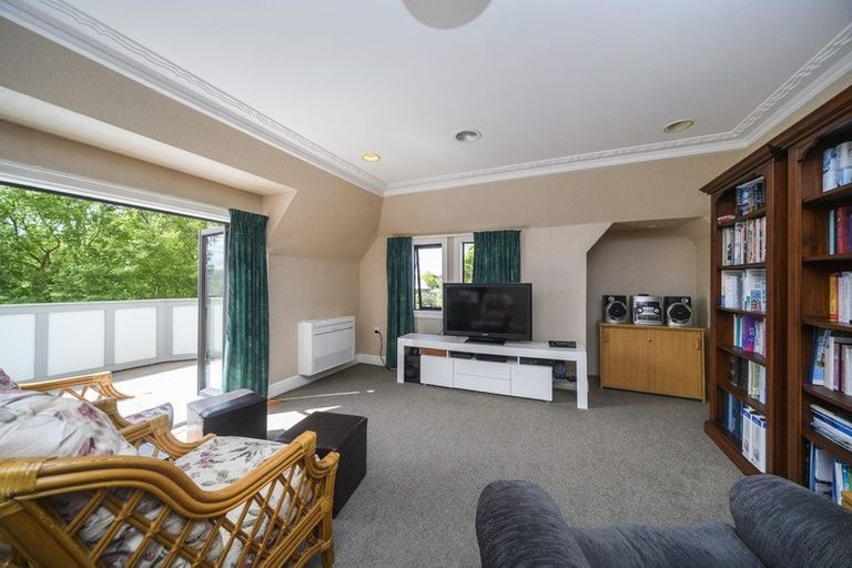 Photo of property in 21 Springdale Grove, Fitzherbert, Palmerston North, 4410