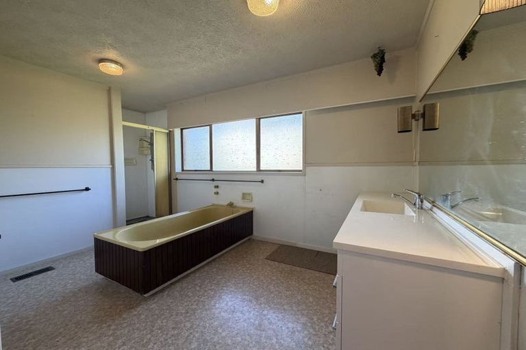 Photo of property in 73 Redoubt Road, Goodwood Heights, Auckland, 2105