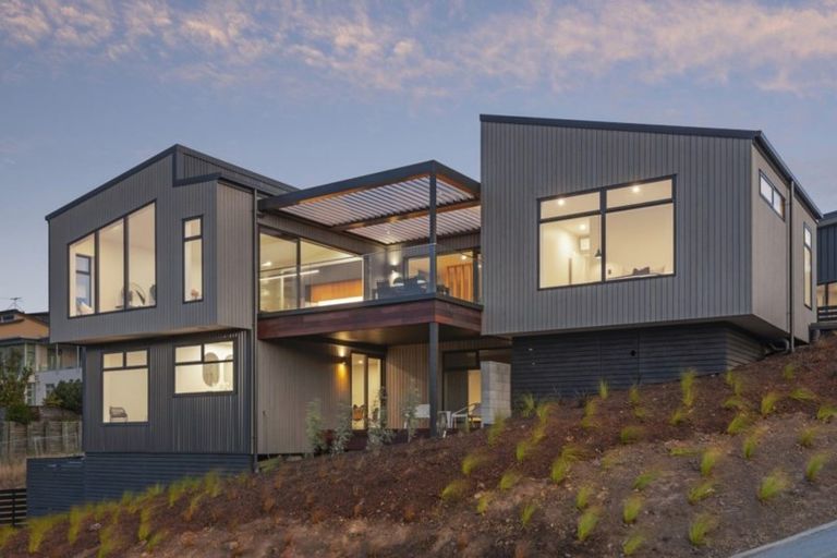 Photo of property in 2 Bluewater View, Mount Pleasant, Christchurch, 8081