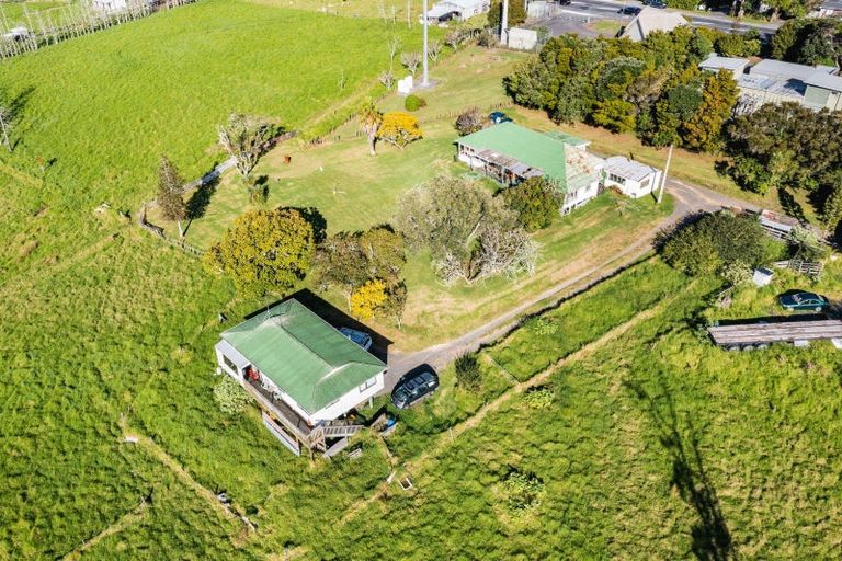 Photo of property in 76 Hobsonville Road, West Harbour, Auckland, 0618