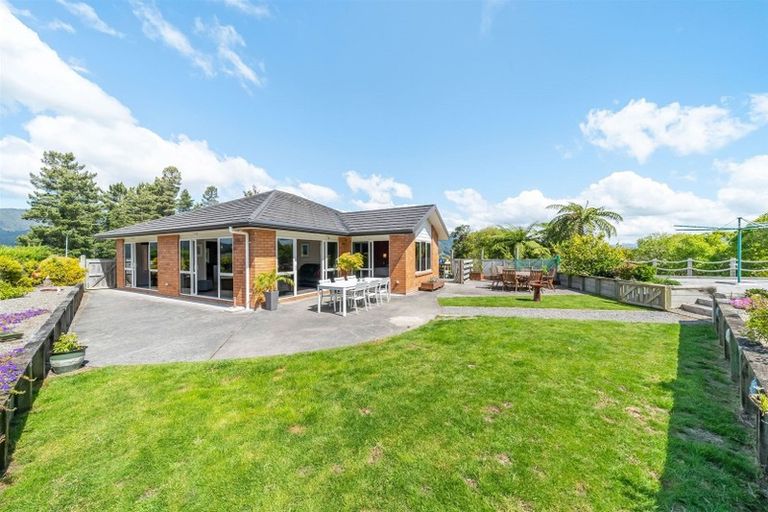 Photo of property in 1 Valley View Way, Timberlea, Upper Hutt, 5018