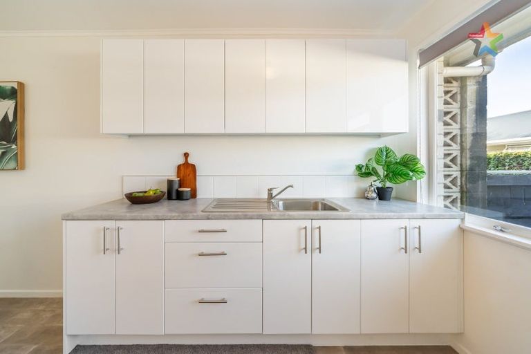 Photo of property in 2/12 Bridge Street, Melling, Lower Hutt, 5010