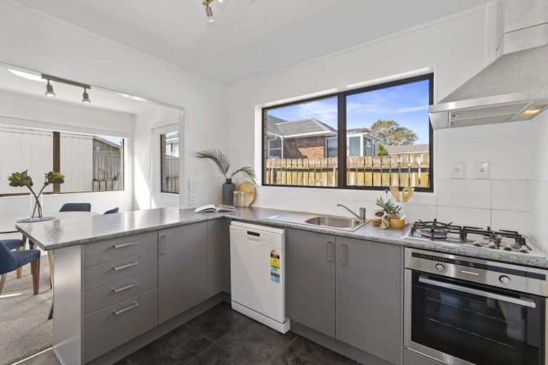 Photo of property in 2/237 Edmonton Road, Te Atatu South, Auckland, 0610