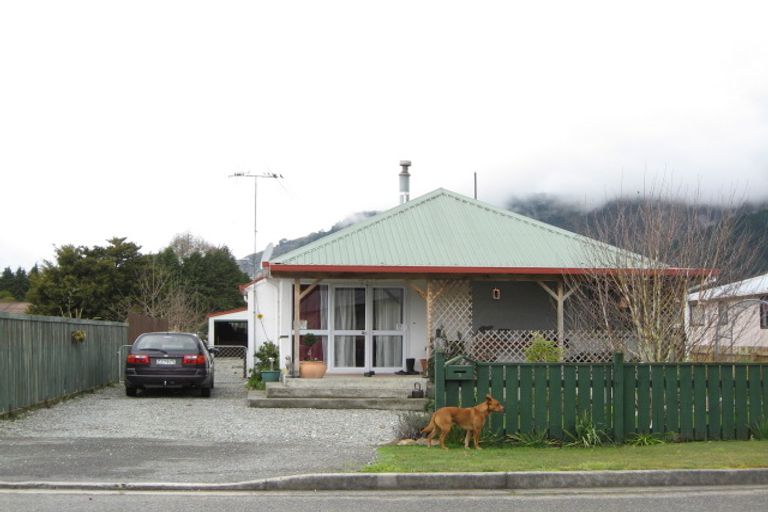 Photo of property in 1 Milton Street, Murchison, 7007