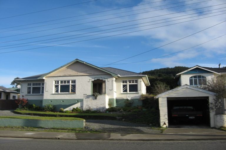 Photo of property in 136 Marine Parade, Bluff, 9814