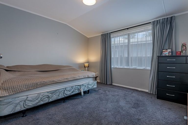 Photo of property in 37 Suzanne Grove, Kelvin Grove, Palmerston North, 4414