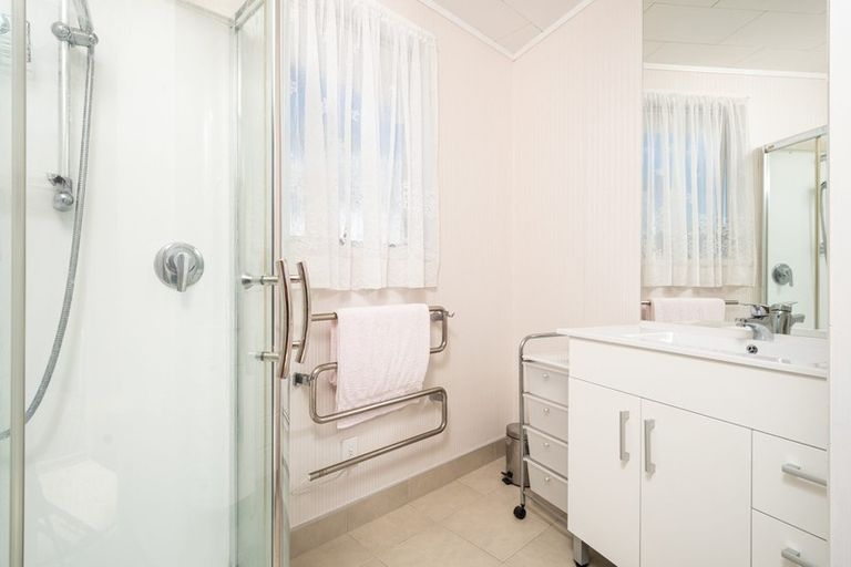 Photo of property in 6 Pankhurst Place, Sunnyvale, Auckland, 0612