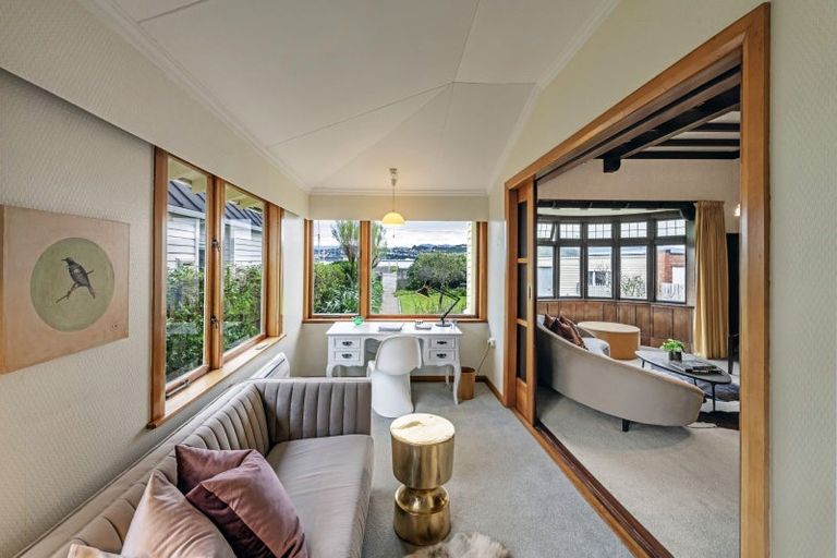 Photo of property in 224 Queens Drive, Lyall Bay, Wellington, 6022