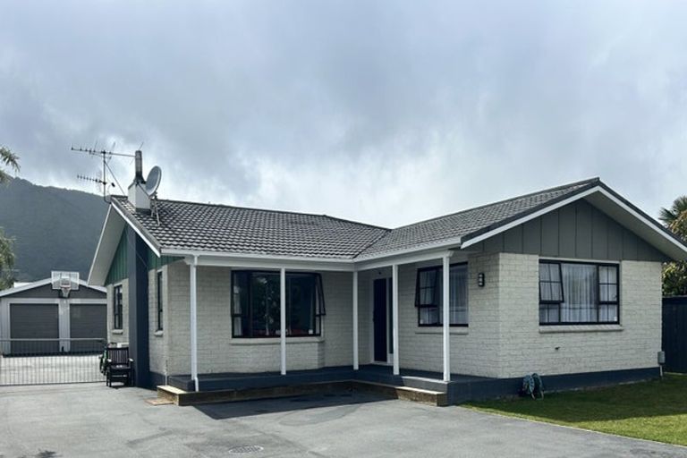 Photo of property in 5 Oriwa Street, Waikanae, 5036