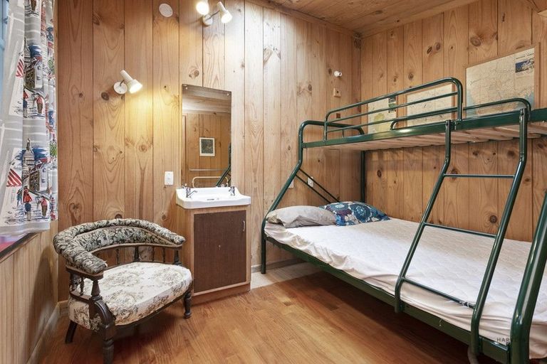 Photo of property in 25 Turanga Road, Henderson Valley, Auckland, 0612