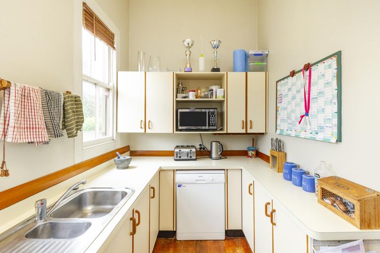 Photo of property in 8 Winston Avenue, Hokowhitu, Palmerston North, 4410