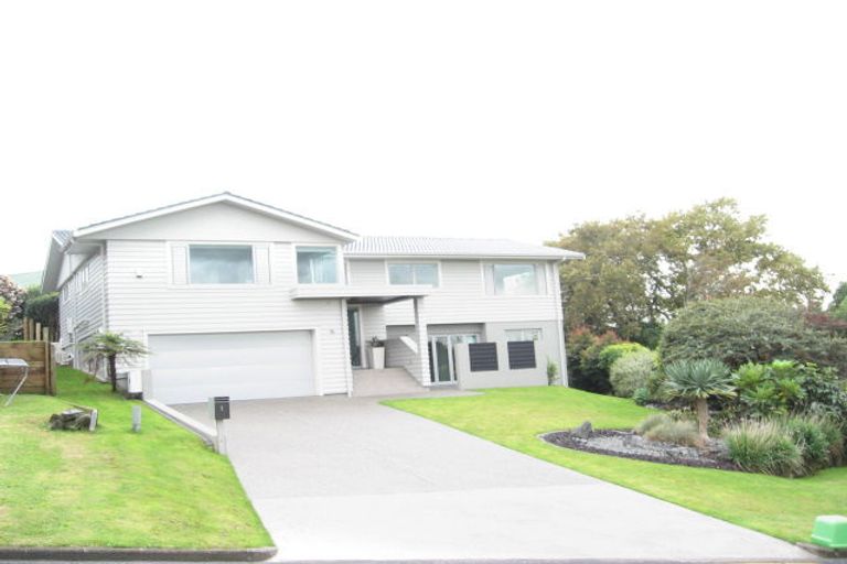 Photo of property in 8 Page Point, Mellons Bay, Auckland, 2014