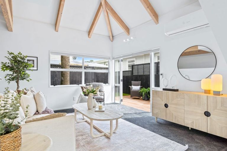 Photo of property in 2/7 Seine Road, Forrest Hill, Auckland, 0620