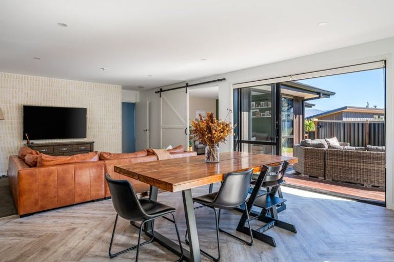 Photo of property in 9 Sarges Way, Lake Hawea, Wanaka, 9382