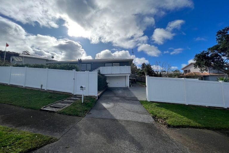 Photo of property in 1/3 Fernlea Rise, Bayview, Auckland, 0629