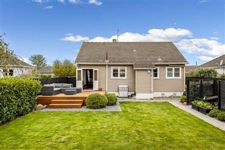 Photo of property in 19 Pitcairn Crescent, Bryndwr, Christchurch, 8053