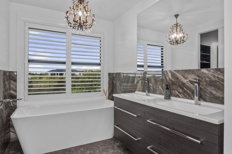 Photo of property in 30 Lakeside Terrace, Omokoroa, 3114
